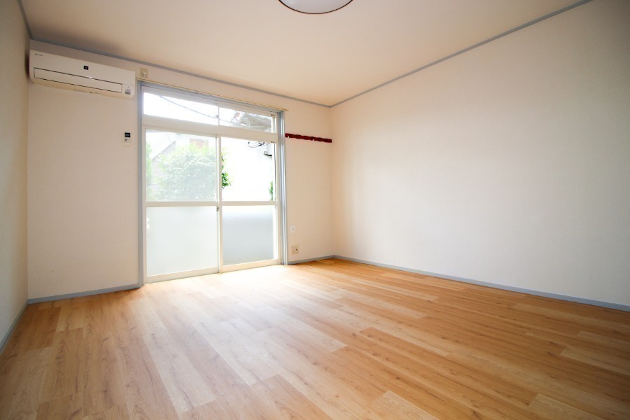 居室・リビング　フローリング張り替え済み。