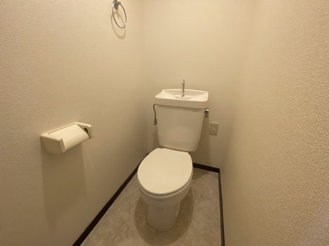 トイレ　※別部屋のお写真で、現況優先と致します。