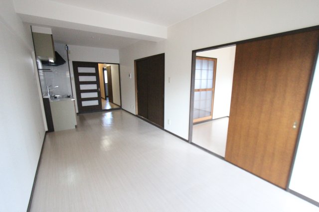 居室・リビング　反転タイプの別部屋です。※別部屋のお写真で、現況優先と致しま