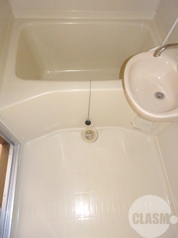 バス・シャワールーム　キレイにリフォームされています♪