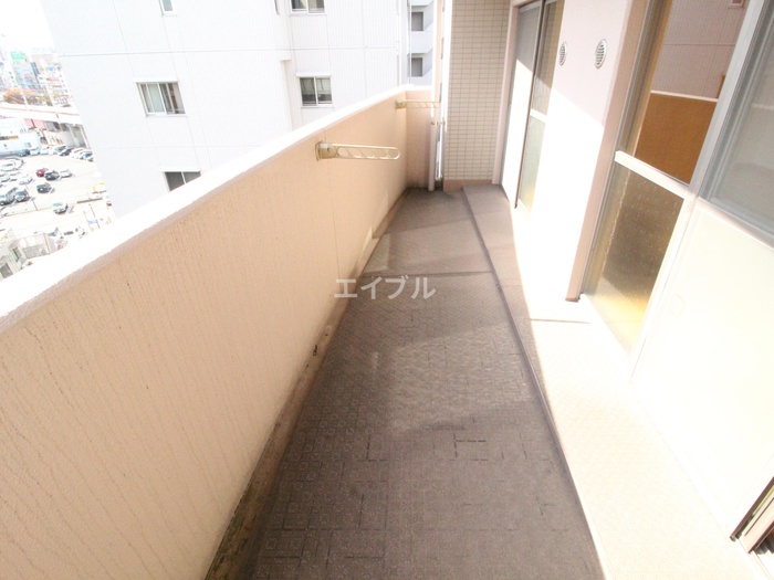 バルコニー　同一物件の別の部屋の写真です。
