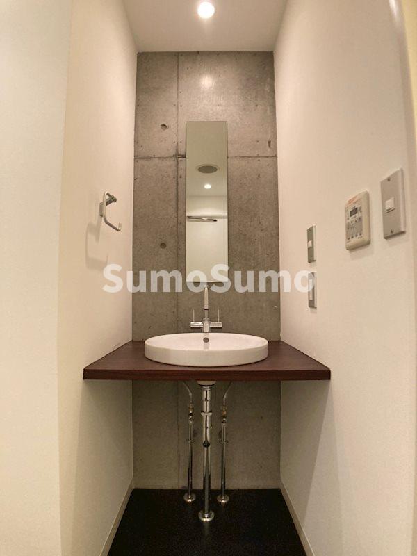 洗面設備　ゆったりとスペースのある洗面所