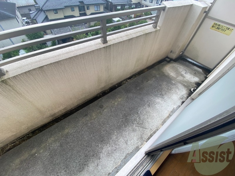 バルコニー　バルコニーは広くて明るいので気持ちよさそう。