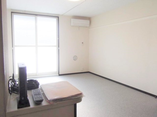 居室・リビング　同タイプ物件の為、形状や間取寸法、色調等が実際とは異なります