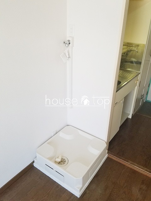 洗面設備　室内に洗濯機も設置可能です