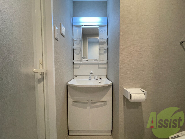 洗面設備　綺麗で使い勝手のよさそうな独立洗面台です。