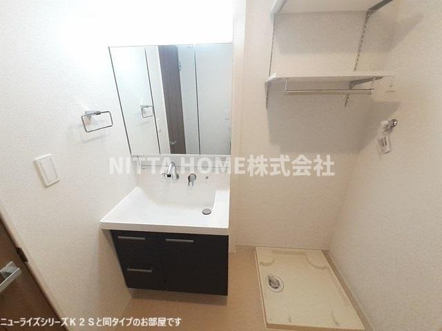 洗面設備　【完成イメージ図】三面鏡の洗髪洗面台が付いています＊