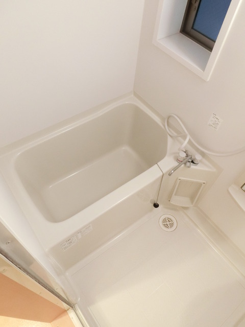 バス・シャワールーム　窓があって換気も楽チン。洗い場も広いですね。