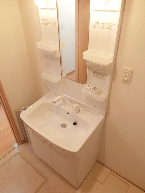 洗面設備　シャンプードレッサー付きの洗面化粧台です。