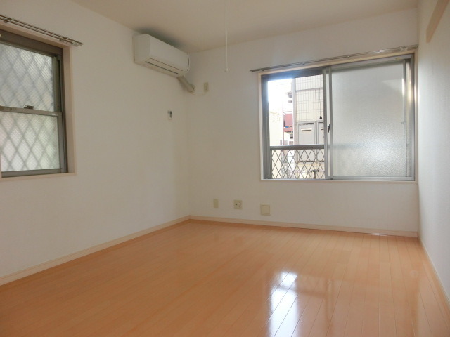 居室・リビング　角部屋の特権、二面採光で明るい洋室です。