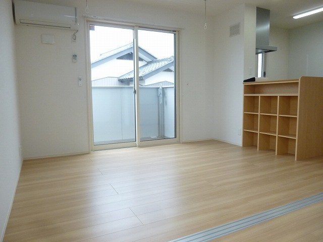 居室・リビング　写真は108号室です（参考）