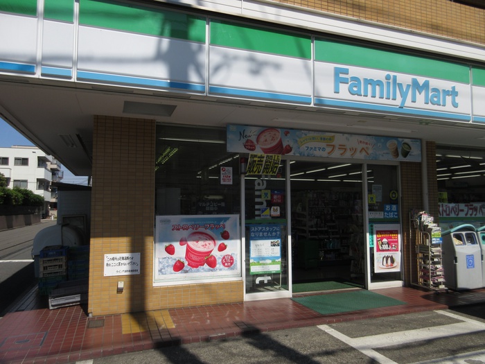 コンビニ　ファミリーマート（コンビニ）まで654m