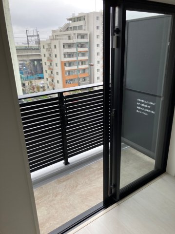 バルコニー　暖かな日差しのふりそそぐバルコニー