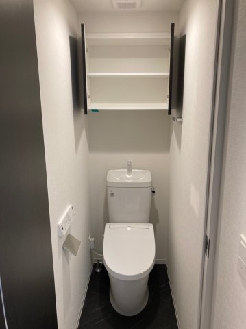 トイレ　落ち着いた色調のトイレです