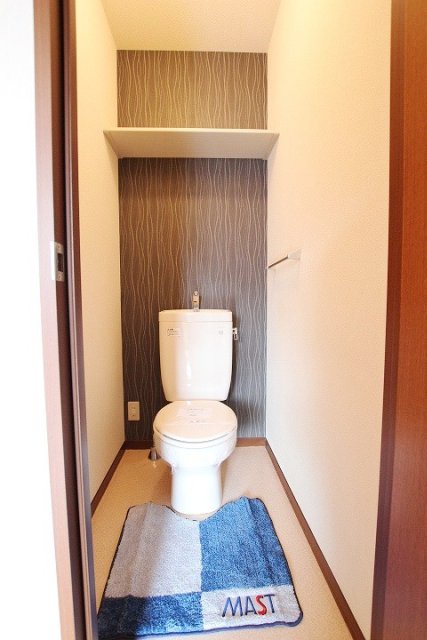 トイレ　別号室の写真です（反転）