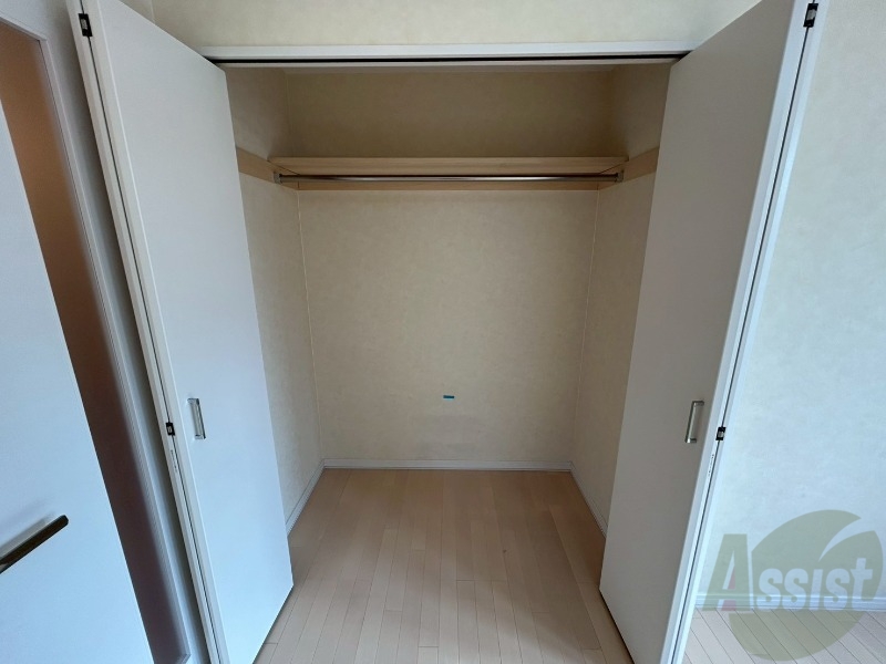 収納　こちらの収納にはハンガーをかけて服もしまえますね。　"