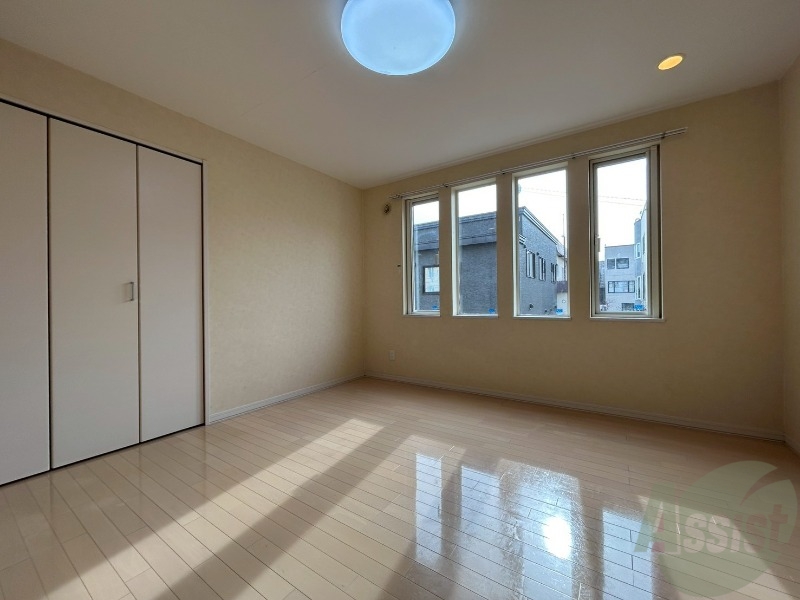その他部屋・スペース　寝室はこちらです。光が差し込む、温かみのあるお部屋です