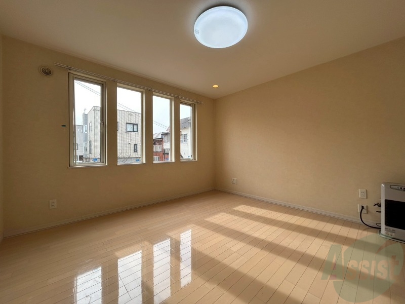 居室・リビング　明るいお部屋は気持ちよく過ごせそうですね。
