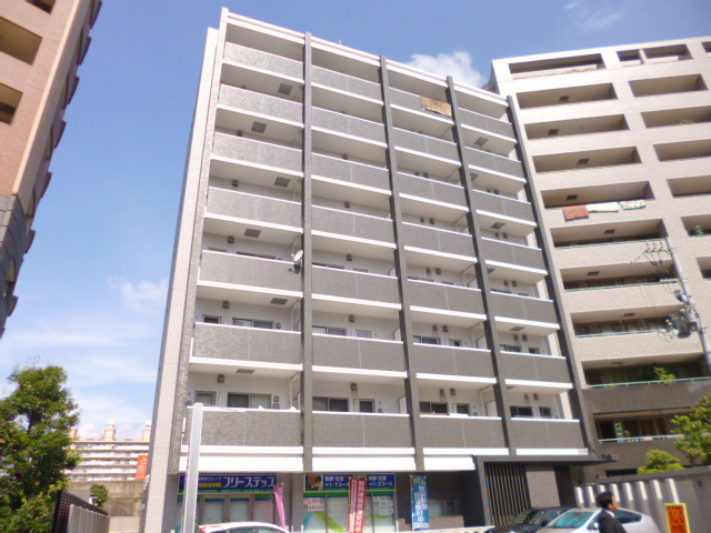 建物外観　駅前の堂々としたつくりのマンション