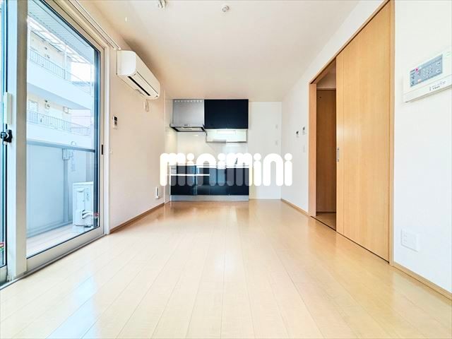 居室・リビング　同一建物内１０１号室内装写真転載