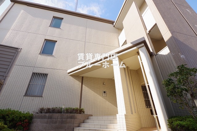 建物外観　鉄筋コンクリート造3階建て！