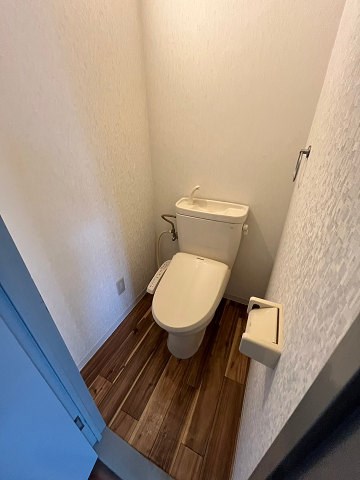トイレ　落ち着いた色調のトイレです