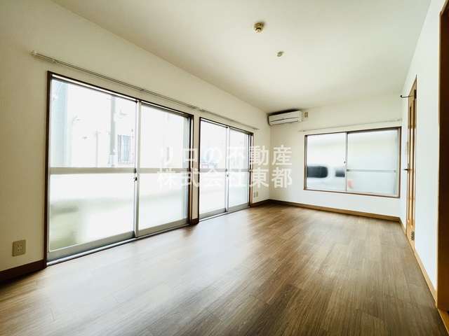 居室・リビング　２面採光なので、明るく風通しのよい過ごしやすいお部屋です♪