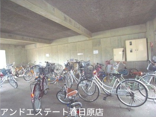 その他共有部分　屋根付きの駐輪場です。
