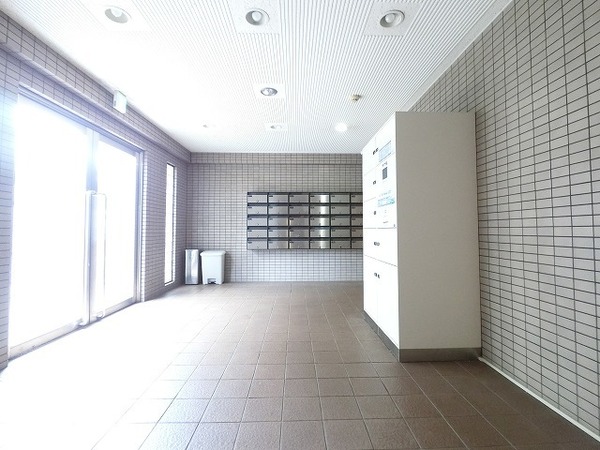 ロビー　駐輪場屋根付き