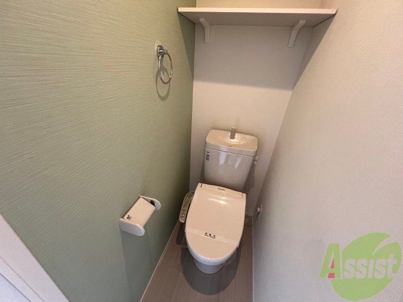 トイレ　素敵な壁紙のトイレです。温水洗浄便座付きなので快適です