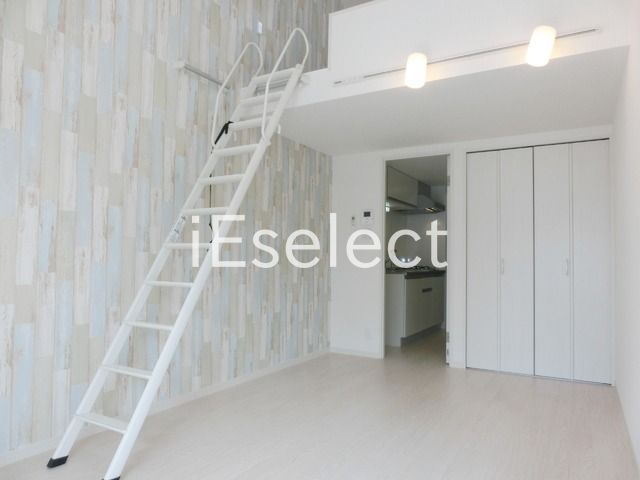 居室・リビング　バルコニー側からのお部屋です
