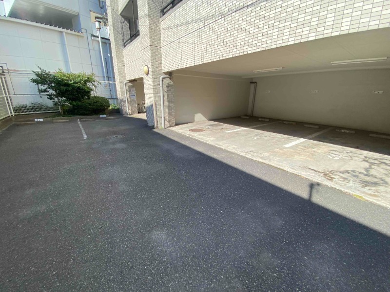 駐車場　同物件別部屋写真