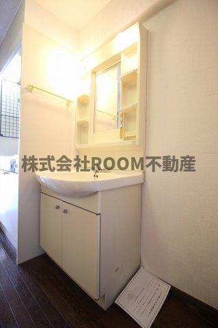 洗面設備　独立洗面台、小物を置くことができて便利です