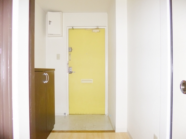 玄関　玄関周りには収納もございます