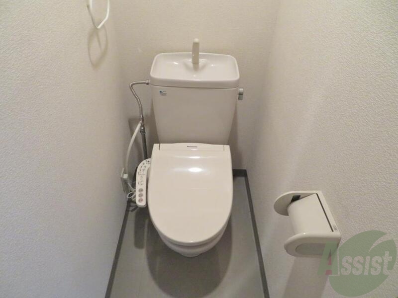 トイレ　各機能付きのトイレになります。便利にお使いいただけます。