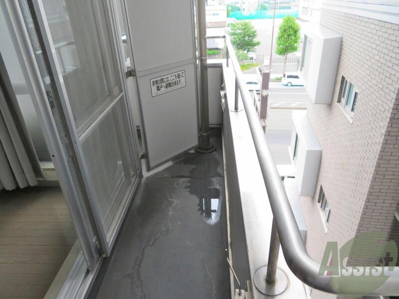 バルコニー　ちょっとしたバルコニーになります。陽もよく当たります。
