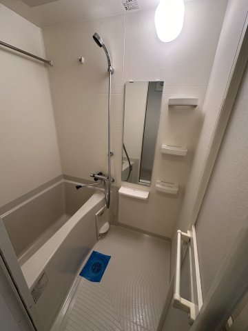 バス・シャワールーム　※写真は同じマンションの違う部屋のものになります。