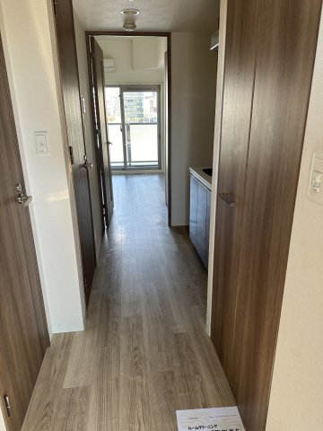 玄関　※写真は同じマンションの違う部屋のものになります。