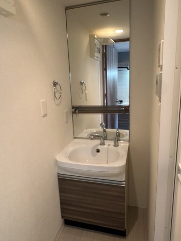 洗面設備　※写真は同じマンションの違う部屋のものになります。
