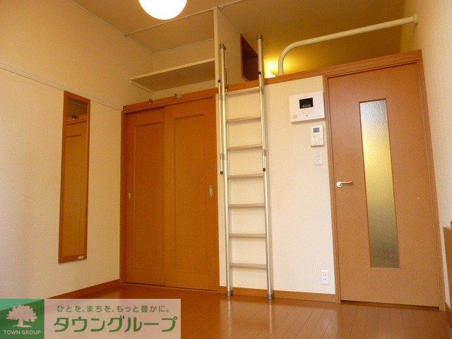 居室・リビング　1階はフローリング、2階はじゅうたんです。