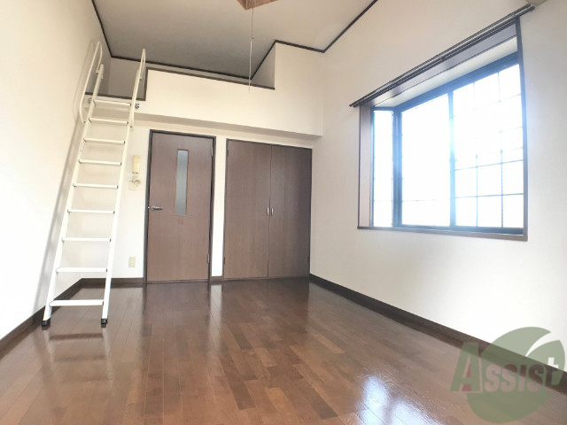 居室・リビング　陽の光が差し込む明るいお部屋は気持がいいですね。