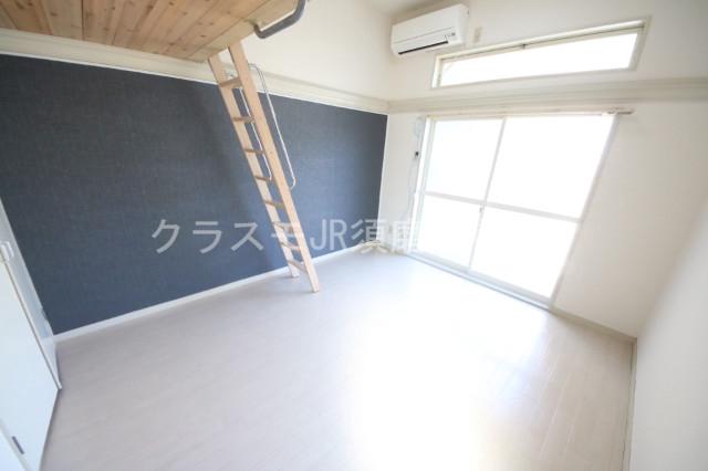 居室・リビング　白を基調としたリビングはお部屋の中がとても明るいですよ。