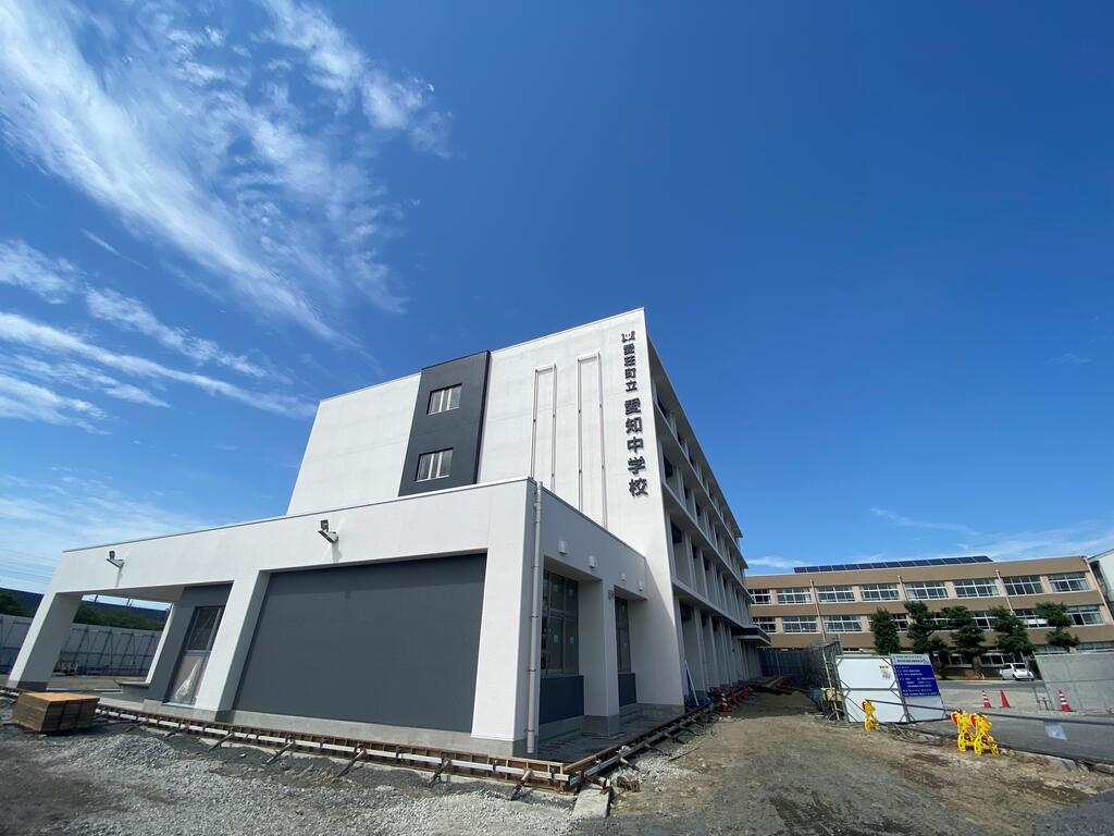 中学校　愛荘町立愛知中学校（中学校）まで693m