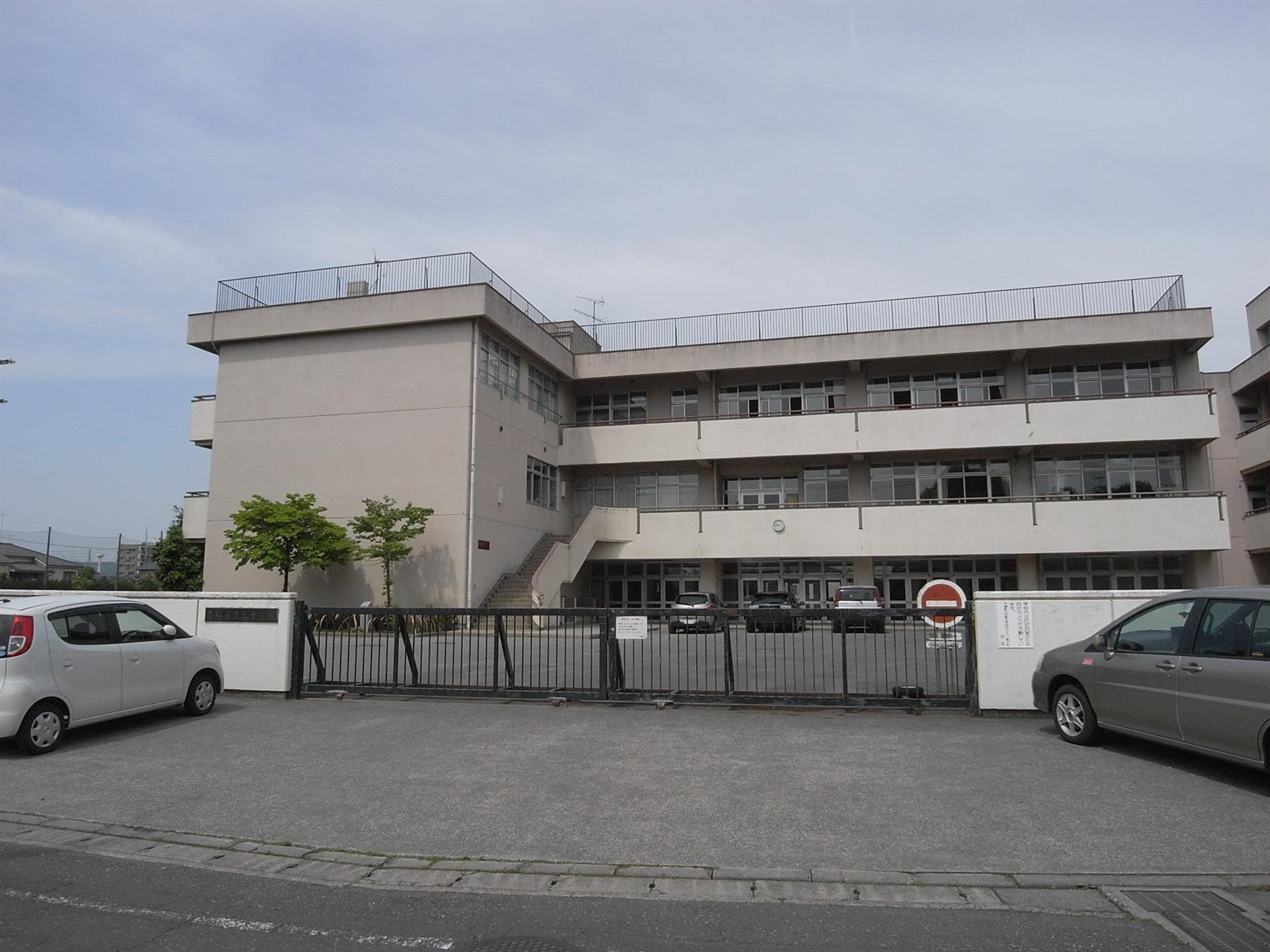中学校　青梅市立泉中学校（中学校）まで870m