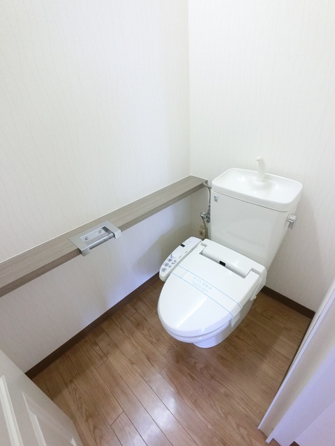 トイレ　温水洗浄便座です