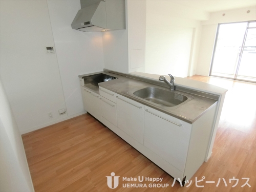 キッチン　同物件の反転タイプのお部屋のお写真です。現況優先でお願いしま
