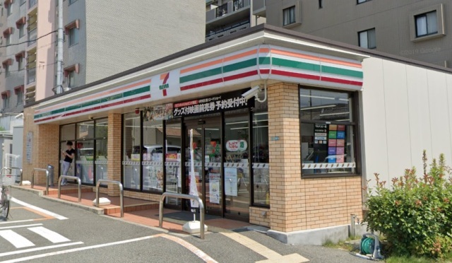 コンビニ　セブンイレブン（コンビニ）まで393m