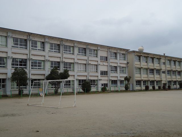 小学校　倉吉市立上灘小学校（小学校）まで350m