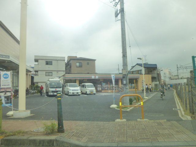 コンビニ　セブン-イレブン西新井駅東店（コンビニ）まで986m