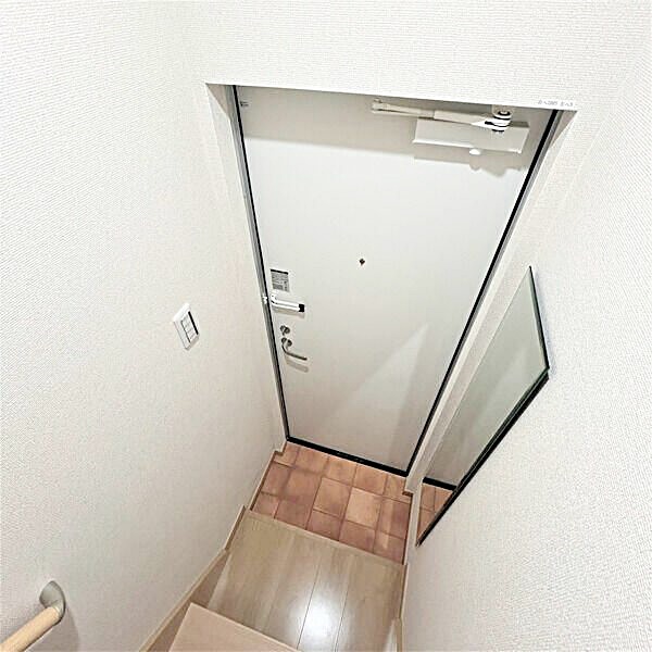 玄関　全室エアコン設置済♪季節問わず、いつでも住めちゃいます！